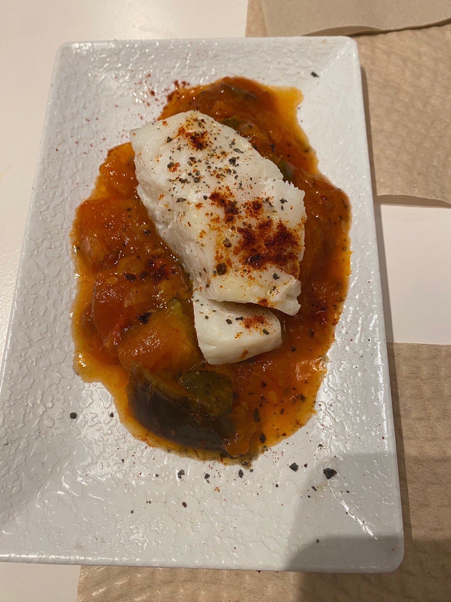 Corvina a la espalda con verduras de temporada