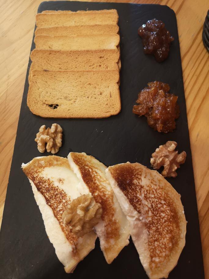 Provolone fundido con tomate seco y orégano