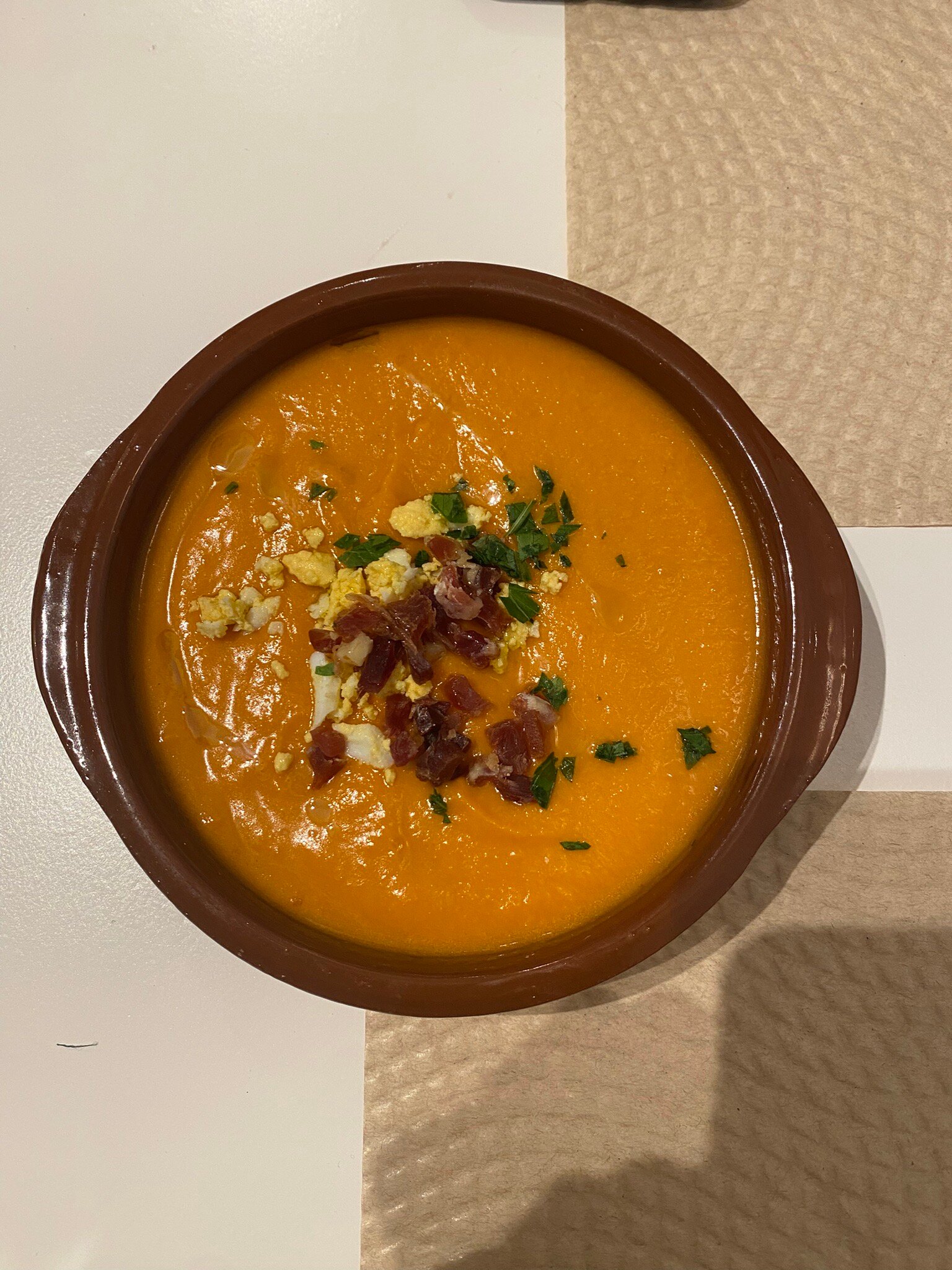 Salmorejo cordobés con virutas de jamón de bellota