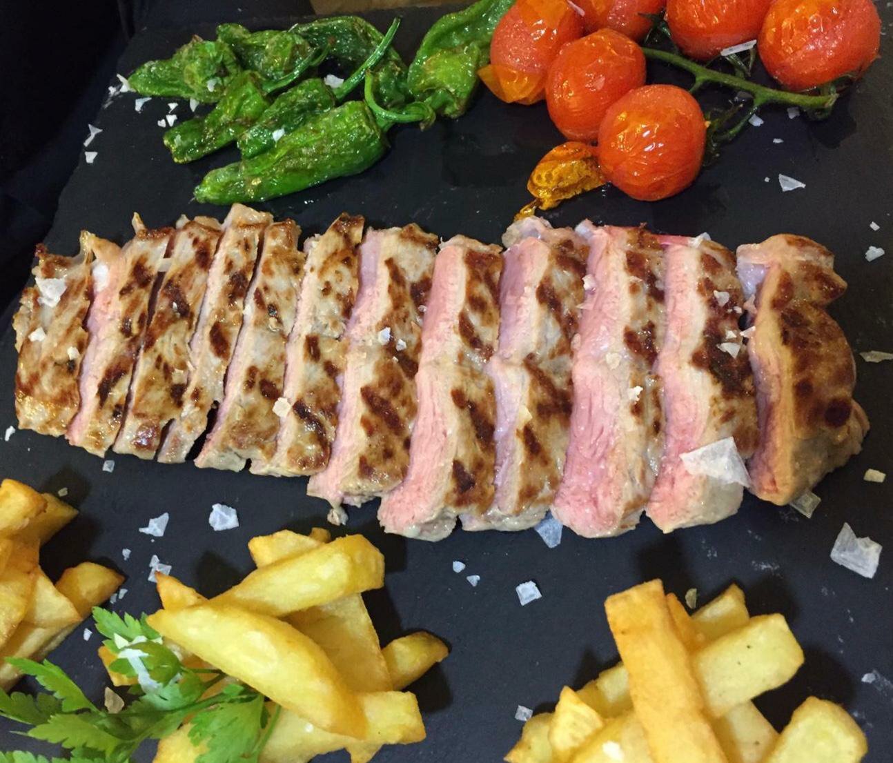 Secreto ibérico a la brasa con pimientos asados